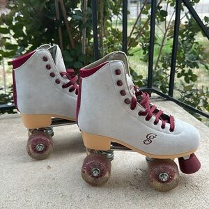 Candi Grl grey/burgundy suede roller skates